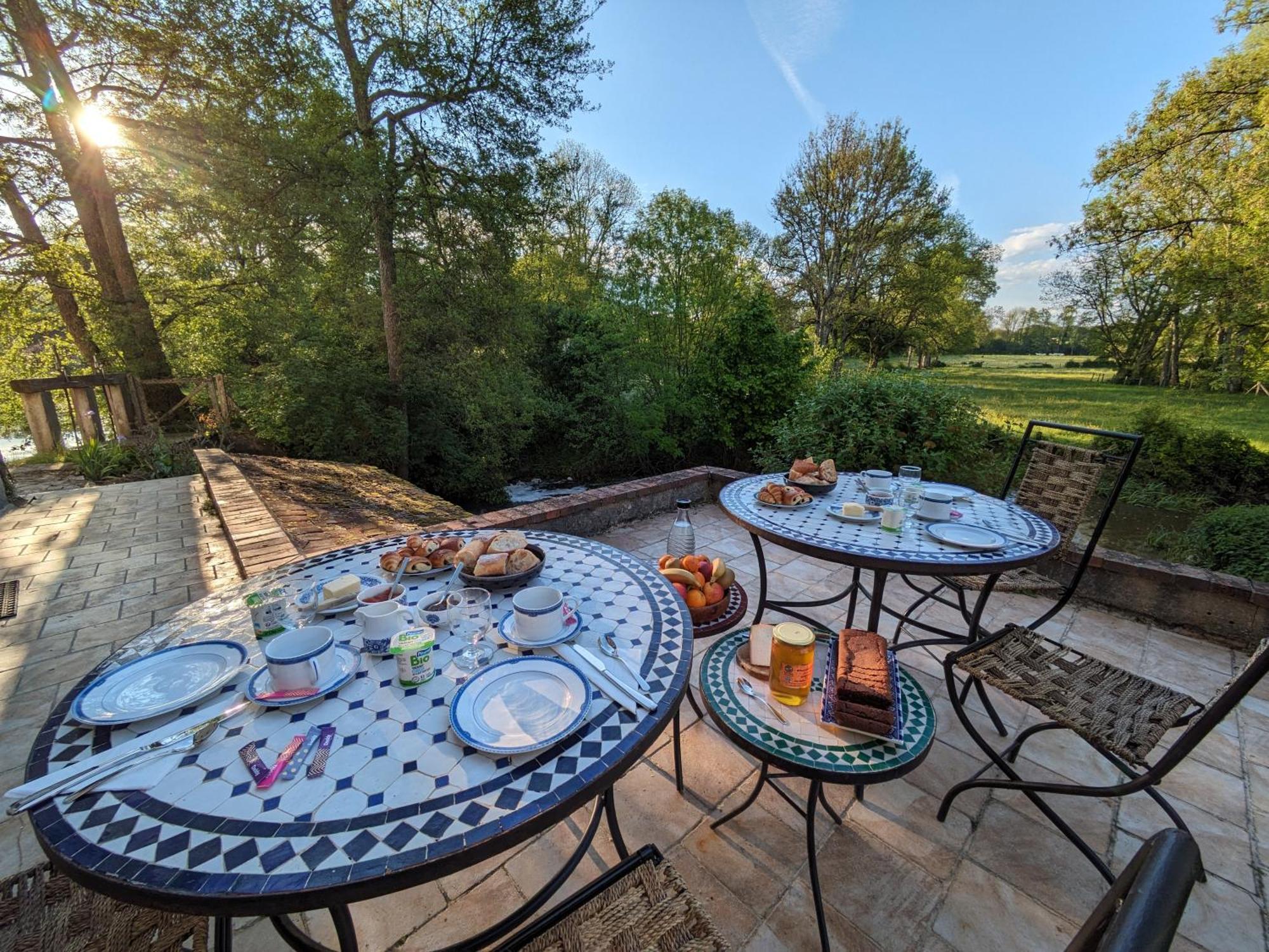 Le Moulin Grenon Bed & Breakfast Mézilles Екстериор снимка