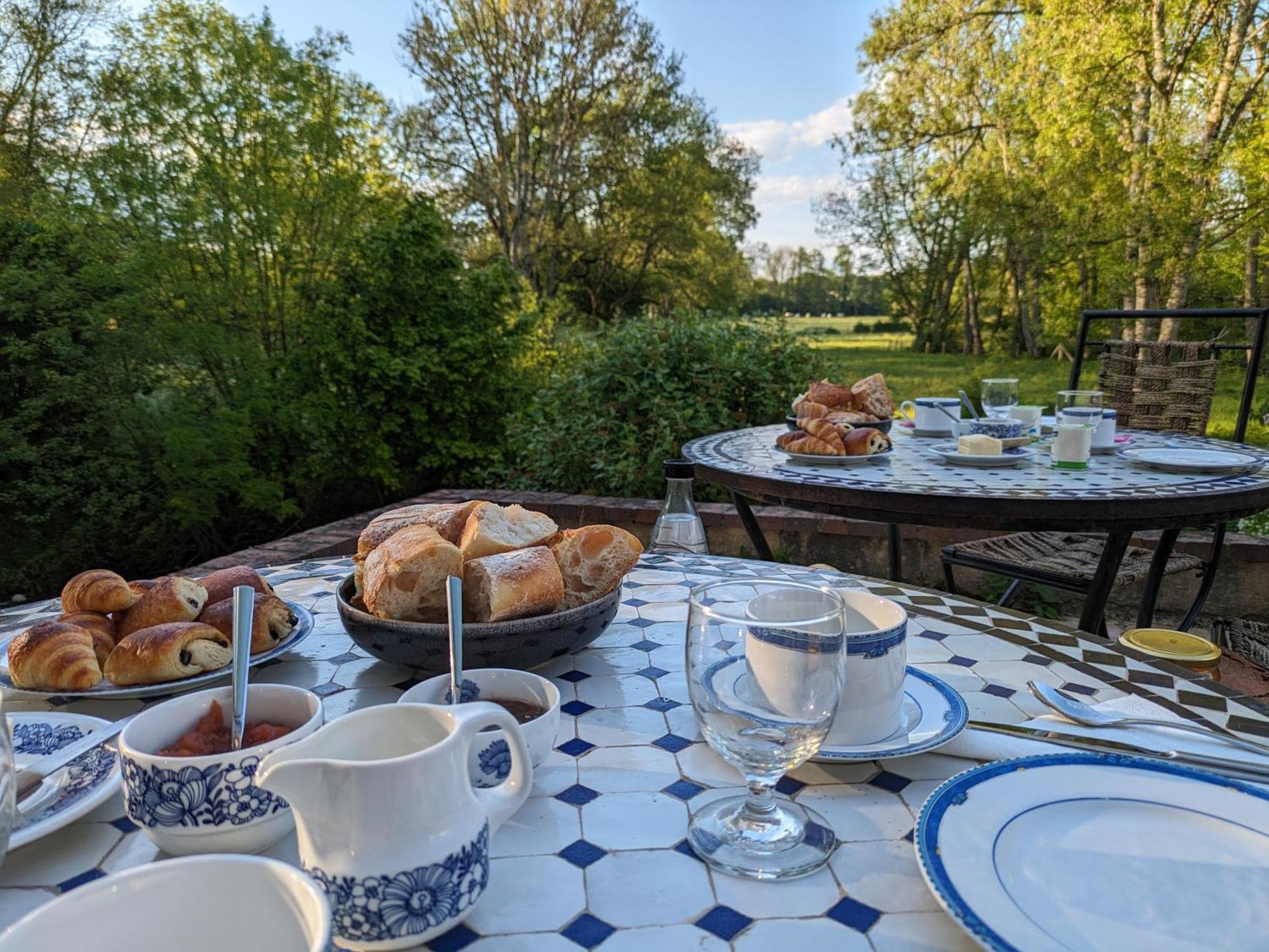 Le Moulin Grenon Bed & Breakfast Mézilles Екстериор снимка